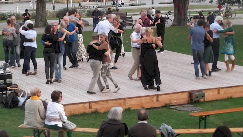 Tänzerinnen und Tänzer bei einem Tango-Nachmittag im Park