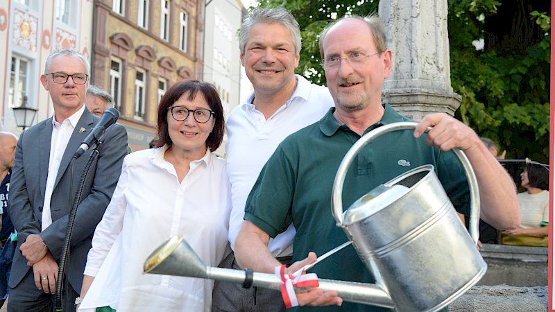 Feierliches Anwässern eines neu gepflanzten Baums am Brunnen beim Oberlindenhock