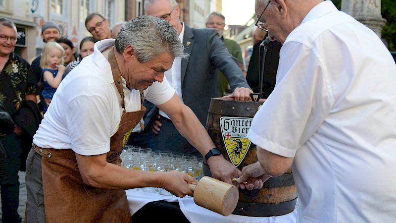 Bierfassanstich beim Oberlindenhock in der Freiburger Altstadt